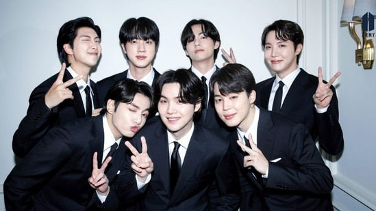 Image de BTS à la conquête de l’Europe : la tournée mondiale K-pop que tout le monde attend 🎤✨ en tenue élégante.