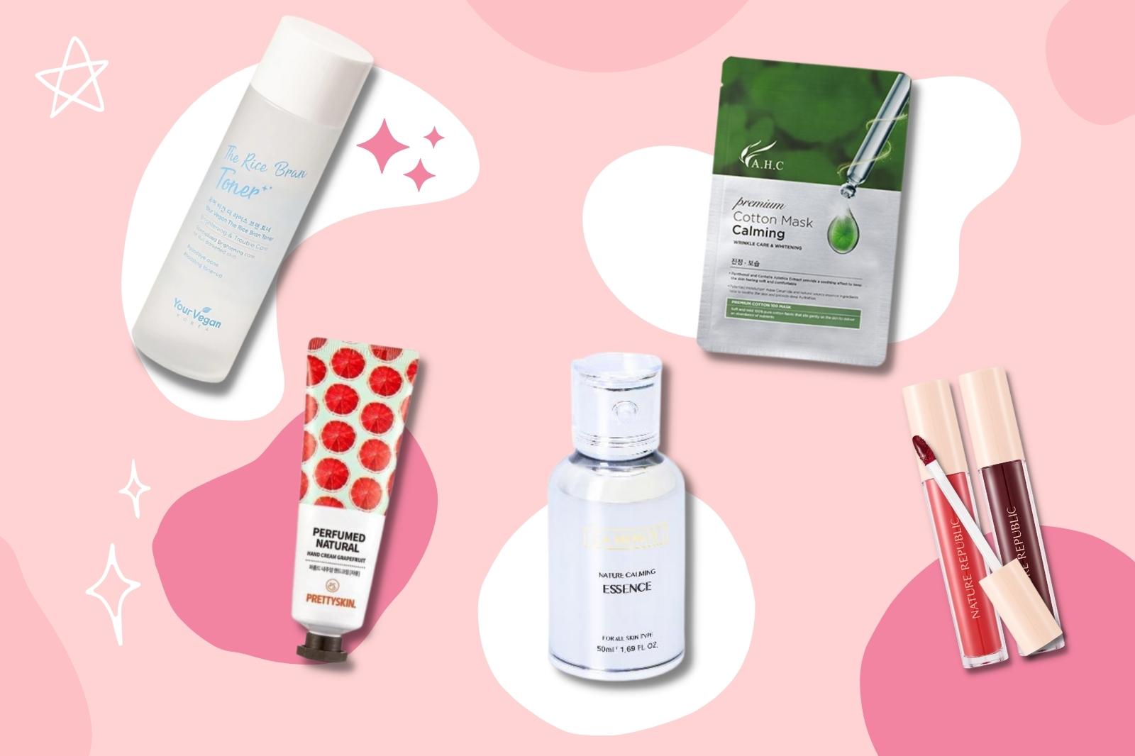 Produits de maquillage et skincare de la KBeauty Box de Mai 2022 par Ma Petite Corée sur fond rose.