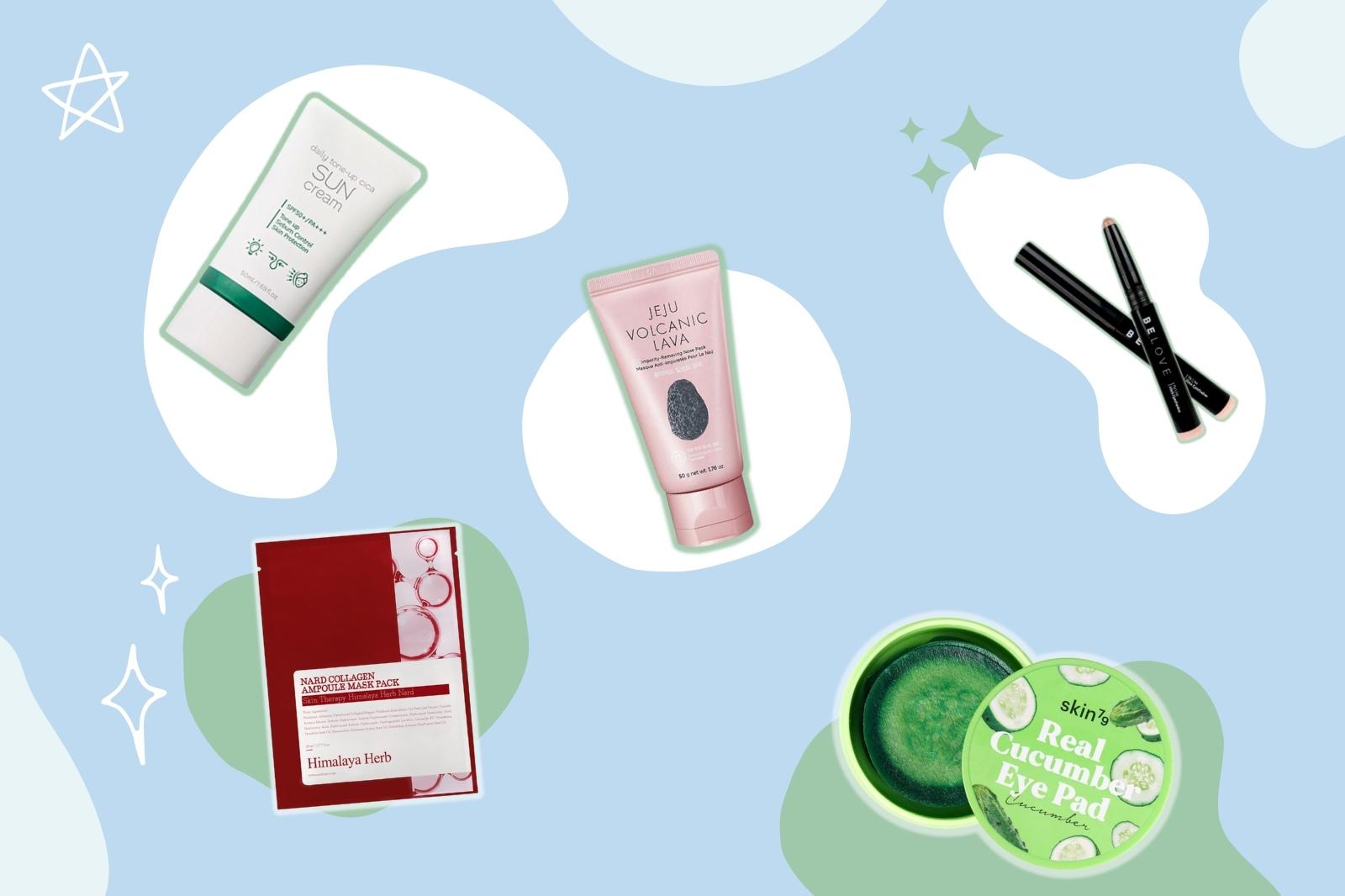 Produits de la Kbeauty Box de Juillet 2022 avec masque, crayon et patchs pour les yeux sur un fond bleu.