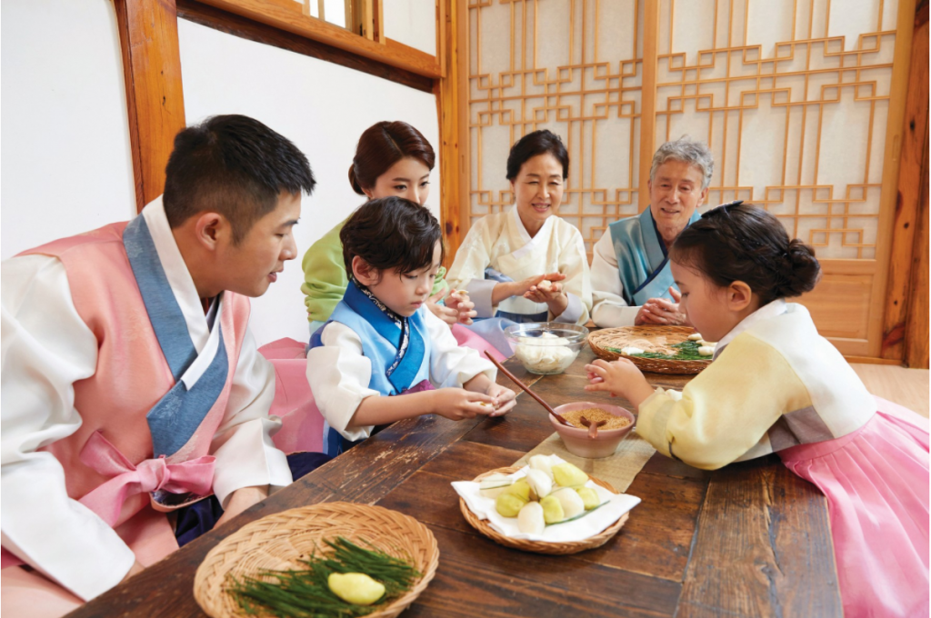 Famille célébrant la fête de Chuseok : immersion au cœur d'une tradition coréenne autour d'un repas traditionnel.