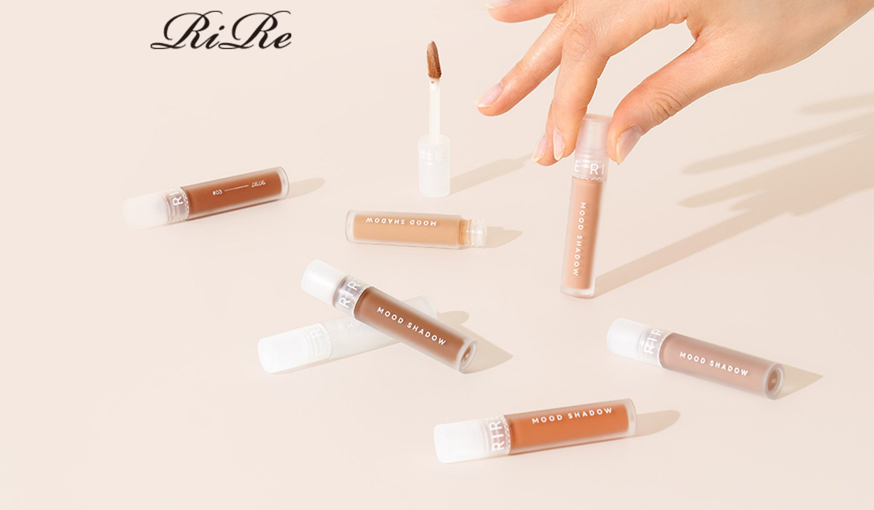 Produits de maquillage RIRE : L'Art du Maquillage Créatif avec rouges à lèvres variés.