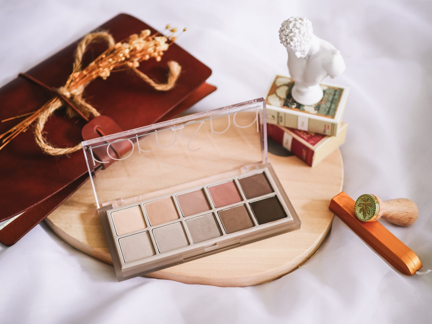 Palette yeux ROM&ND: BETTER THAN PALETTE SECRET GARDEN sur une table avec accessoires de beauté.