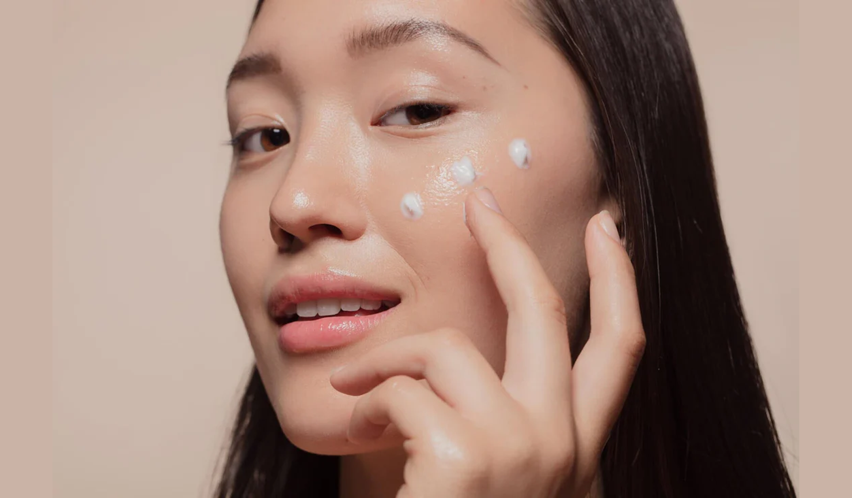 ✨ Brille Même Dans le Froid : Les Meilleurs Produits K-Beauty pour l’Hiver chez Ma Petite Corée ❄️💖🇰🇷 hydratant appliqué sur visage