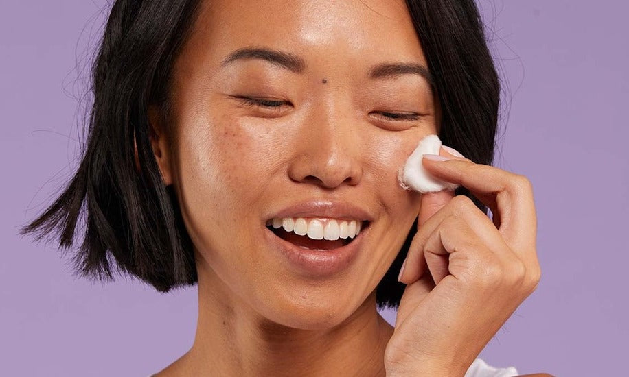 Femme appliquant Le Toner : L'Étape Indispensable (et Souvent Sous-Estimée) de Votre Routine Beauté – Surtout s'il vient de Corée !