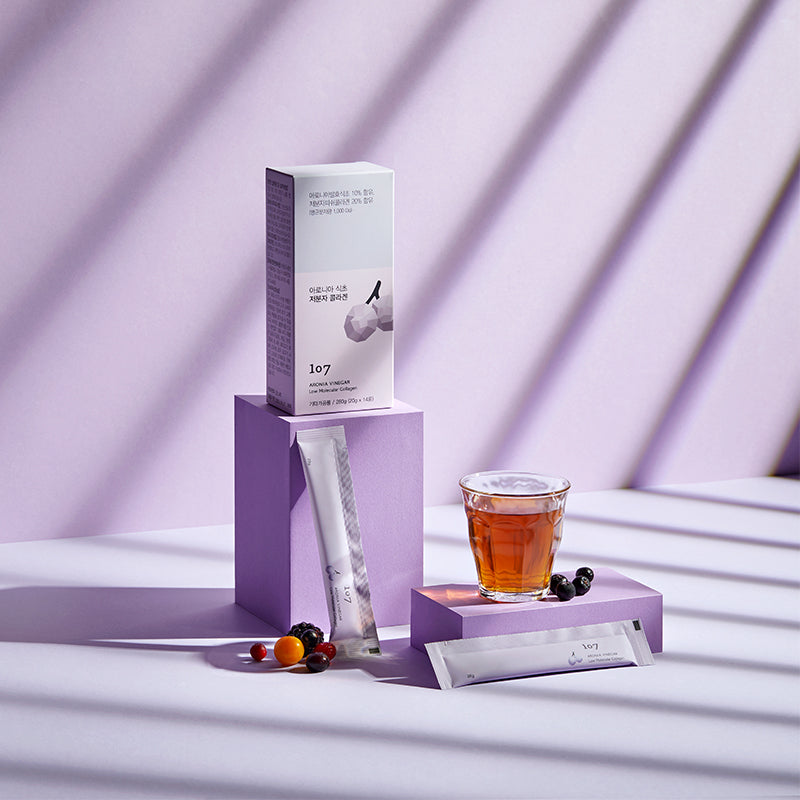107 Aronia Vinegar Low Molecular Collagen 20g x 14 Packets de marque 107, sur fond violet, avec boisson aux baies