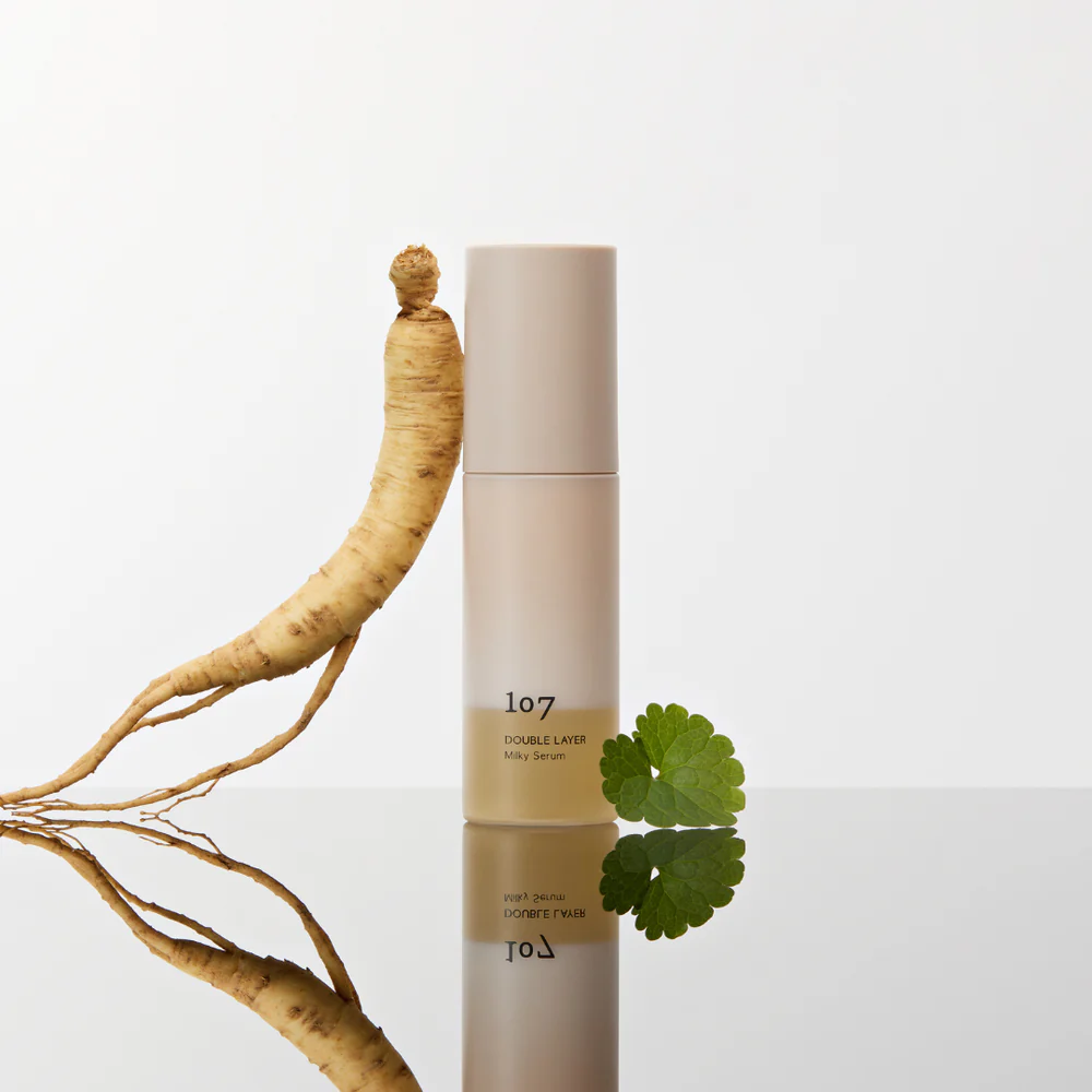 107 Double Layer Milky Serum 50ml de la marque 107, flacon crème beige sur fond blanc, racine de ginseng et feuilles de menthe