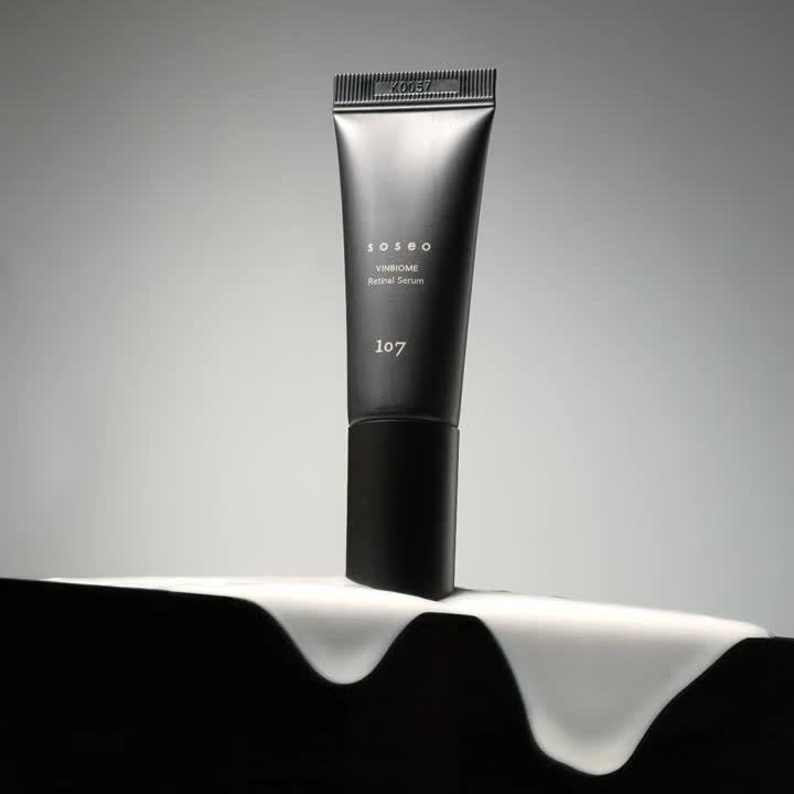 Décris l'image en français : 107 Soseo Vinbiome Retinal Serum 20ml, tube Soseo sur fond blanc, éclairage studio.