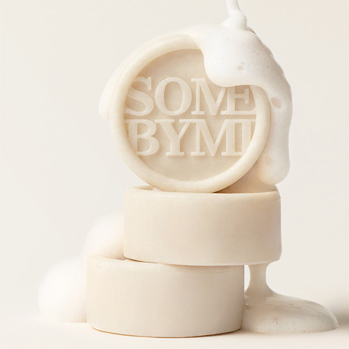 SOME BY MI Lacto Soy pH Morning Cleansing Bar de la marque SOME BY MI, savon en pile sur fond blanc (photo produit).