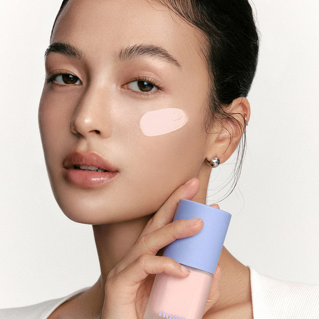 NUSE Care Tone Up 30ml de NUSE, tube cosmétique sur fond clair, modèle applique une crème sur le visage