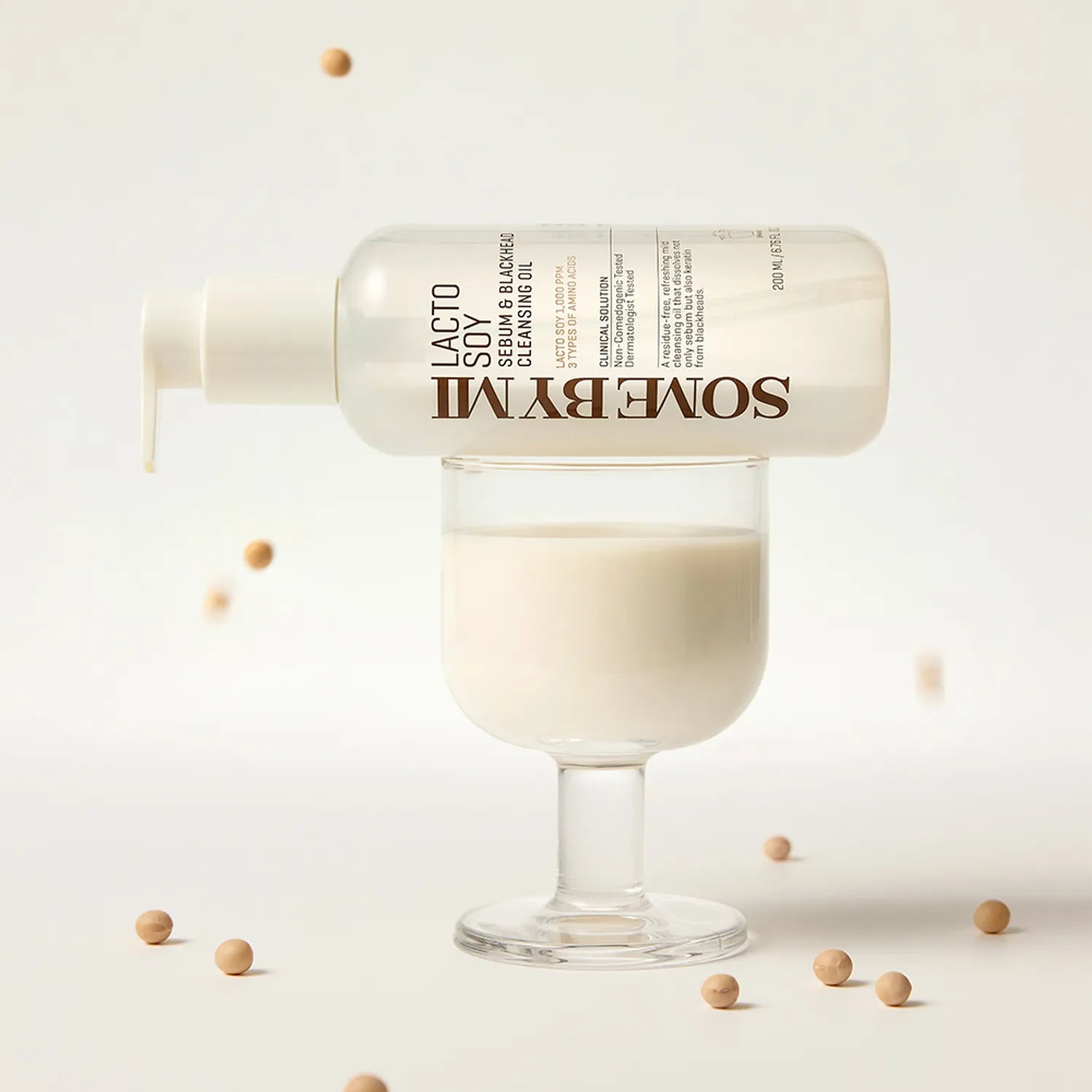 SOME BY MI Lacto Soy Serum & Blackhead Cleansing Oil 200ml de la marque SOME BY MI, flacon crème sur fond beige.