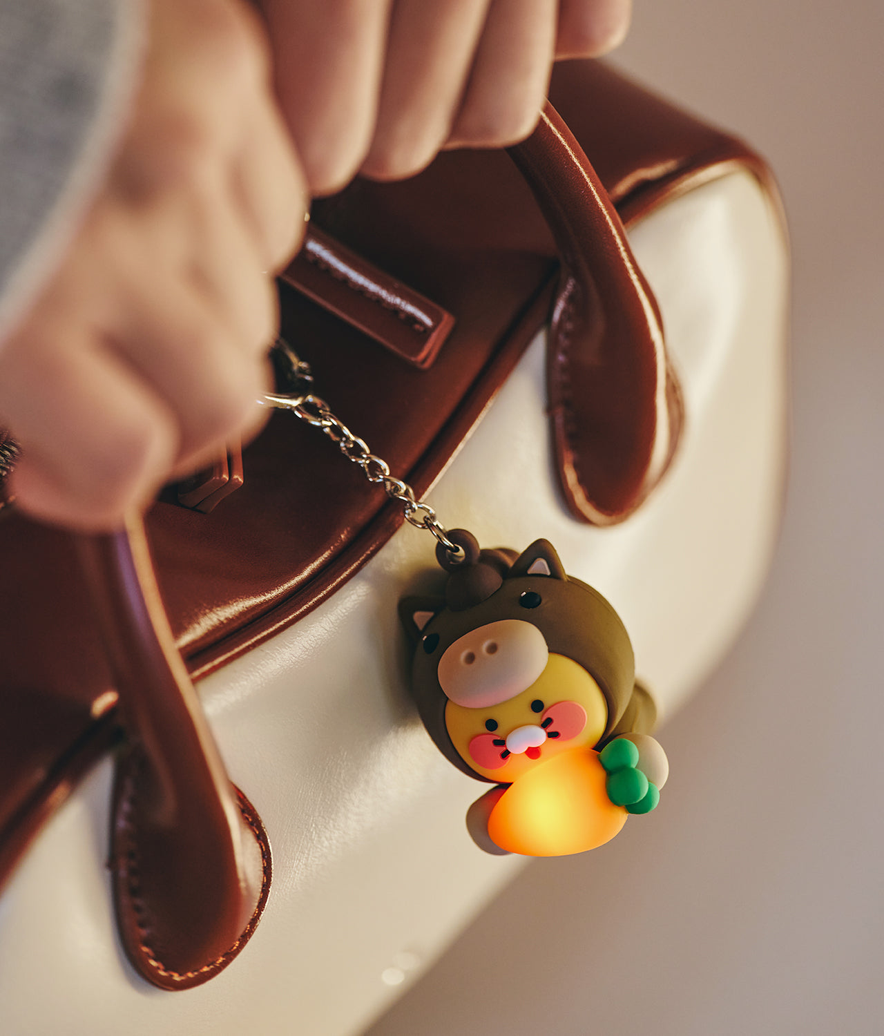 KAKAO FRIENDS - LED Figurine Porte-cles Chunsik - Detail 5