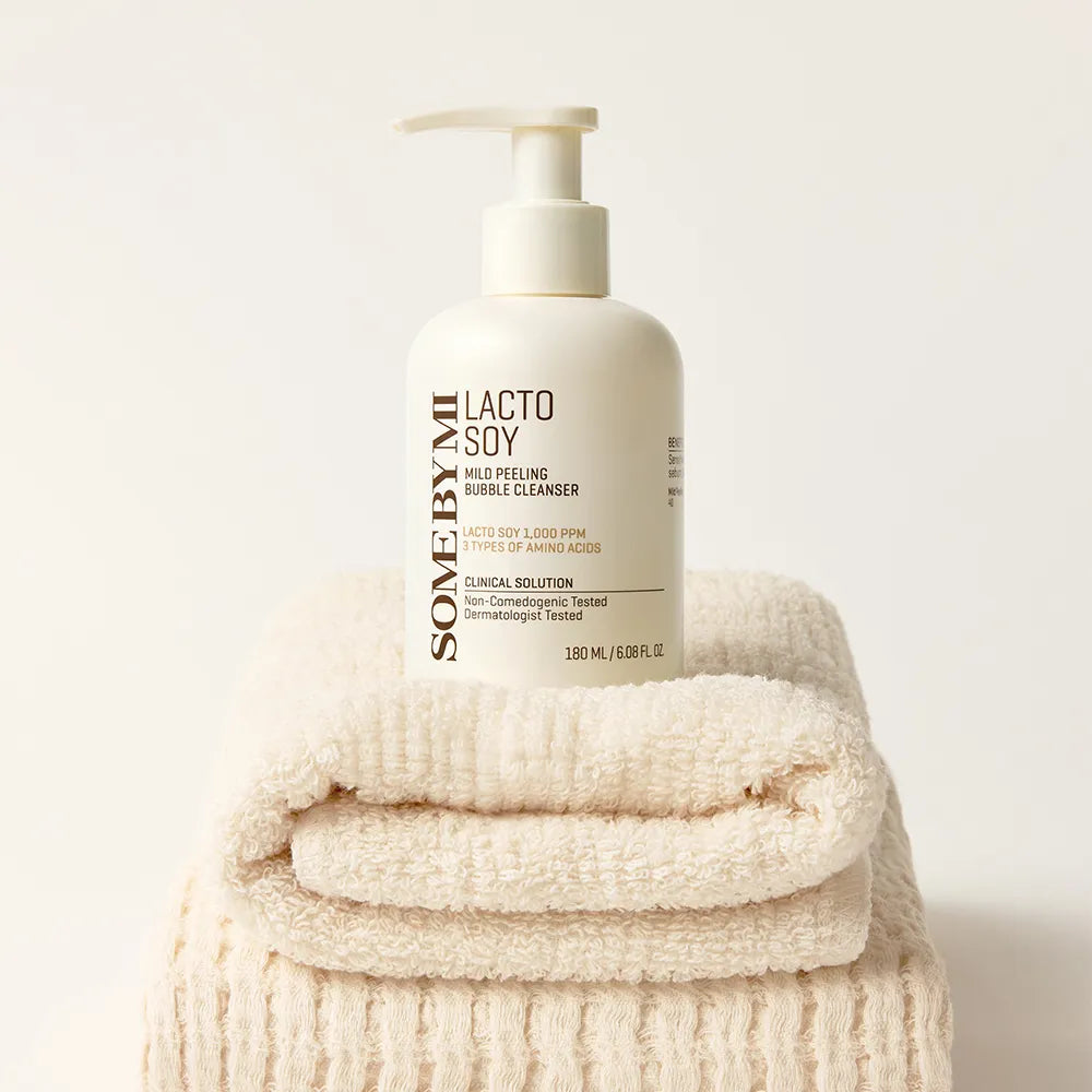 SOME BY MI Lacto Mild Peeling Bubble Cleanser 180ml, flacon blanc sur serviettes, style skincare minimaliste