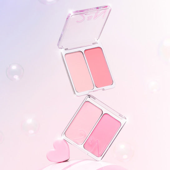 2AN Dual Cheek Blush, duo poudres pour joues de la marque 2AN, boîtiers ouverts sur fond rose lumineux.