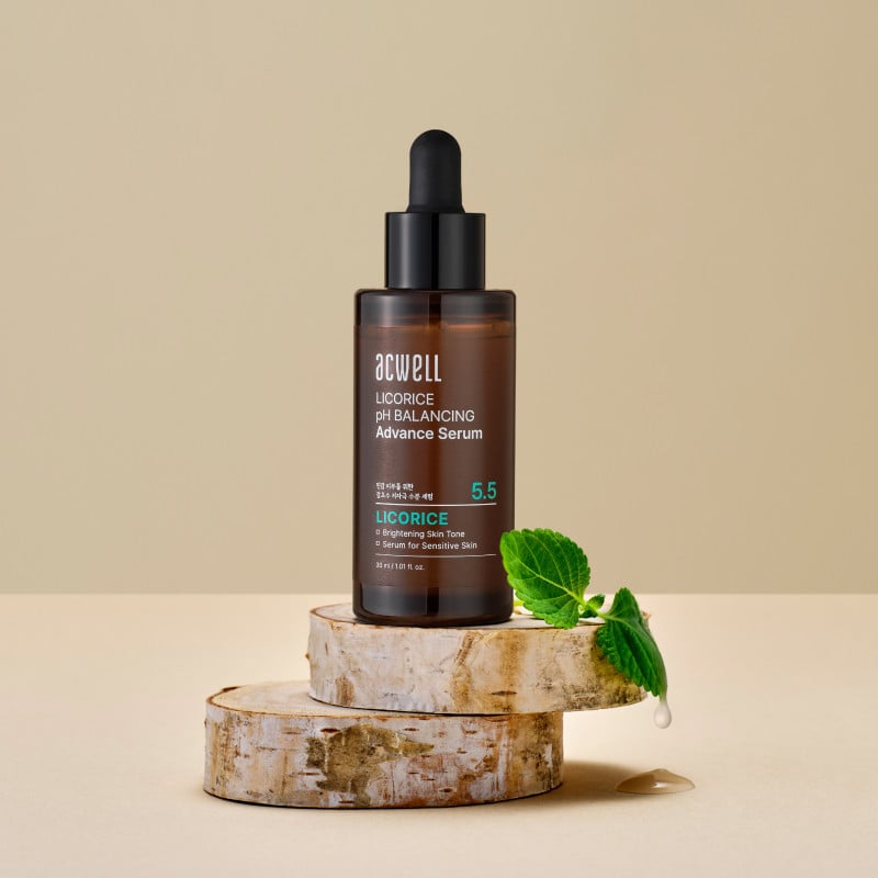 ACWELL Licorice Ph Balancing Advance Serum 30ml de la marque ACWELL sur socle bois, menthe et décor beige