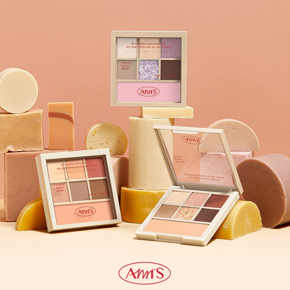 ALL MY THINGS I'm Your Palette : palette maquillage AMMS, mise en scène pastel avec savons et poudres, décor studio.