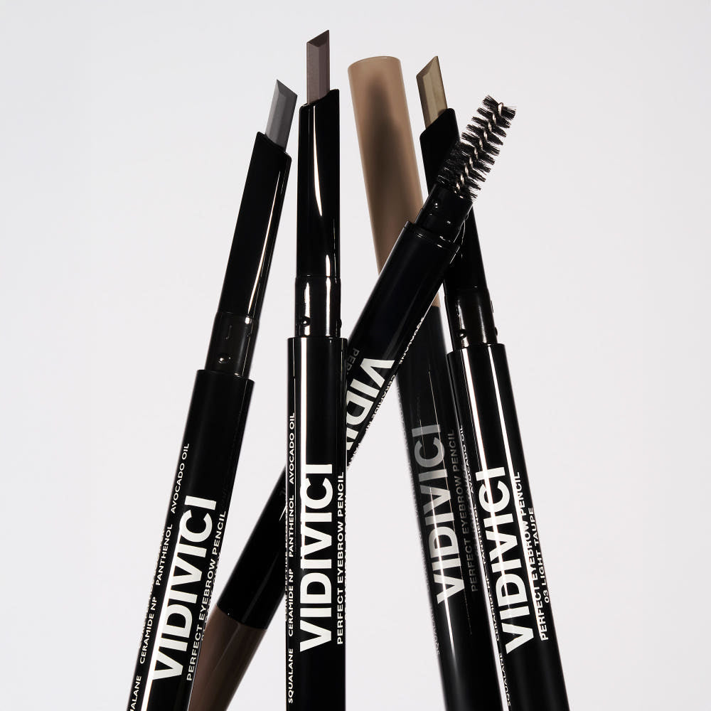 Décris l'image en français : VIDIVICI Perfect Eyebrow, plusieurs mascaras à sourcils VIDIVICI sur fond clair, contexte maquillage.