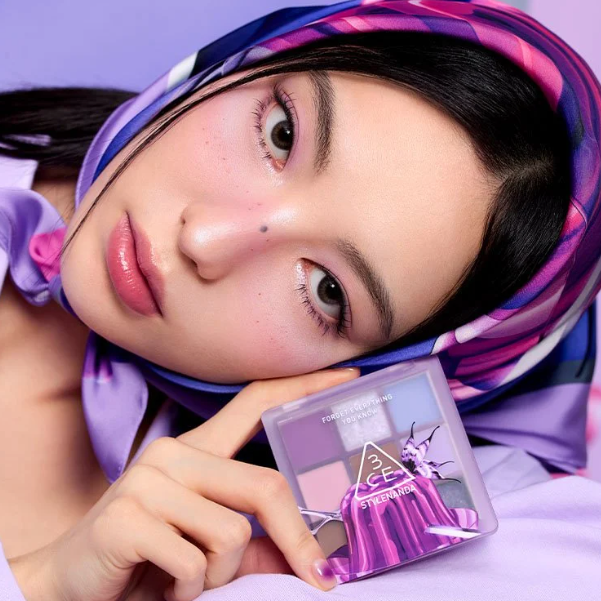 3CE Multi Eye Color Palette de 3CE, maquillage yeux sur modèle en foulard, photo beauté studio.
