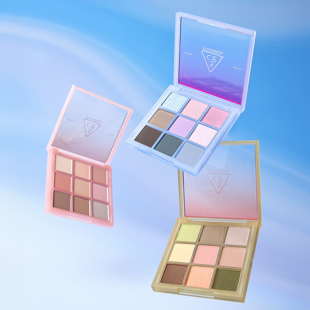 Palette 3CE Multi Eye Color Palette 7g avec nuances vives, idéale pour un maquillage éclatant et créatif. Fond ciel bleu.