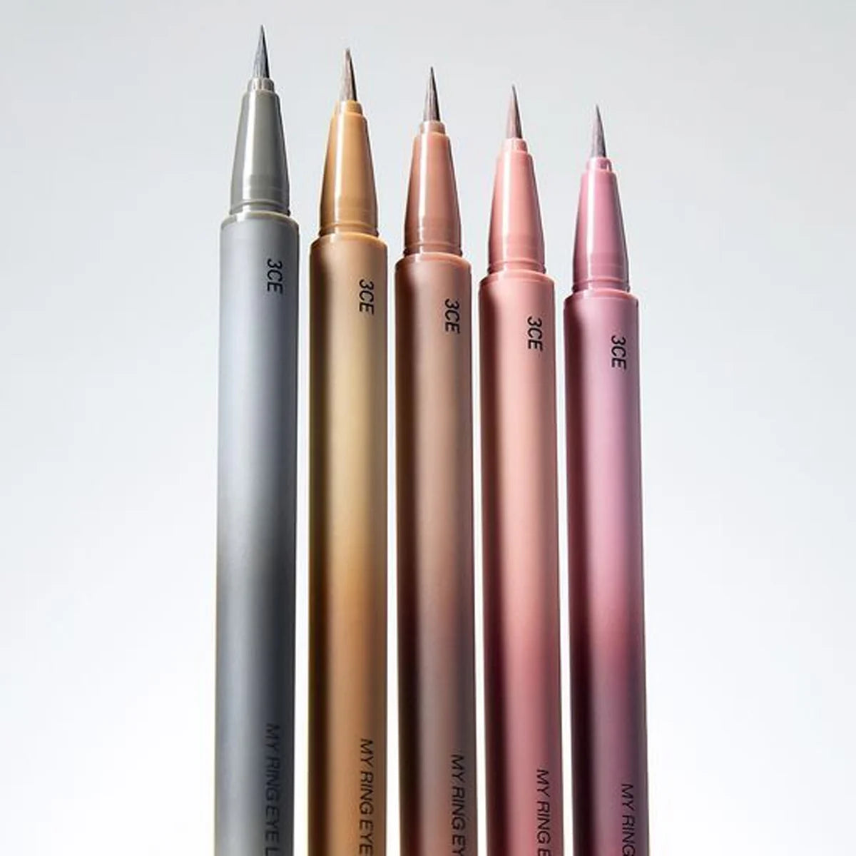3CE My Ring Eyeliner Duo, crayons pour les yeux couleur sur fond clair : coffret maquillage 3CE, contexte visuel.