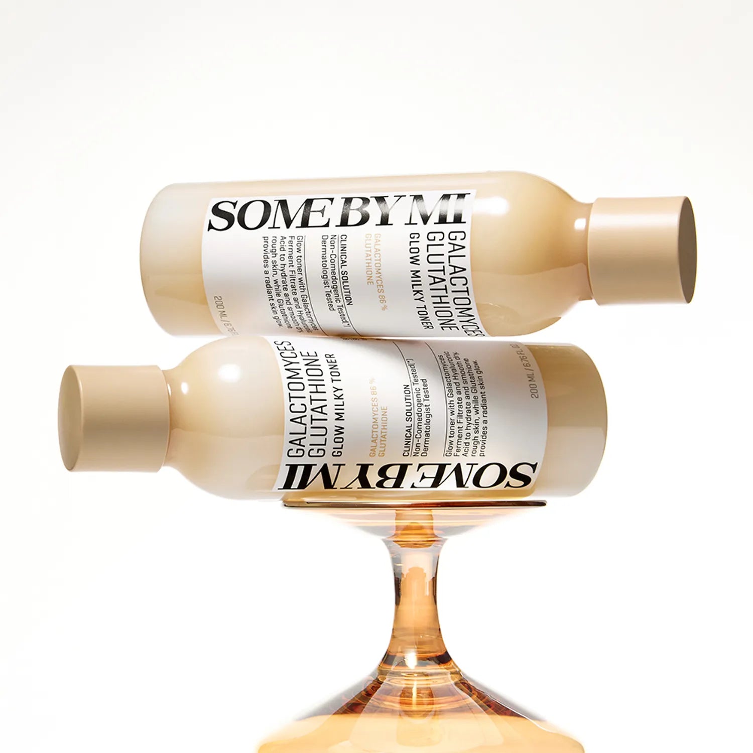 Décris l'image en français : SOME BY MI Galactomyces Glutatione Glow Milky Toner 200ml, flacon beige sur fond clair.