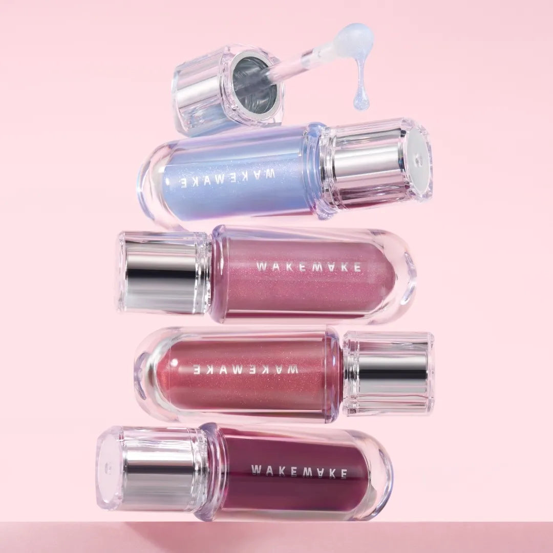 WAKEMAKE Dewy Gel Maxi Gloss de la marque WAKEMAKE, visuel maquillage sur fond rose pastel, flacons et texture