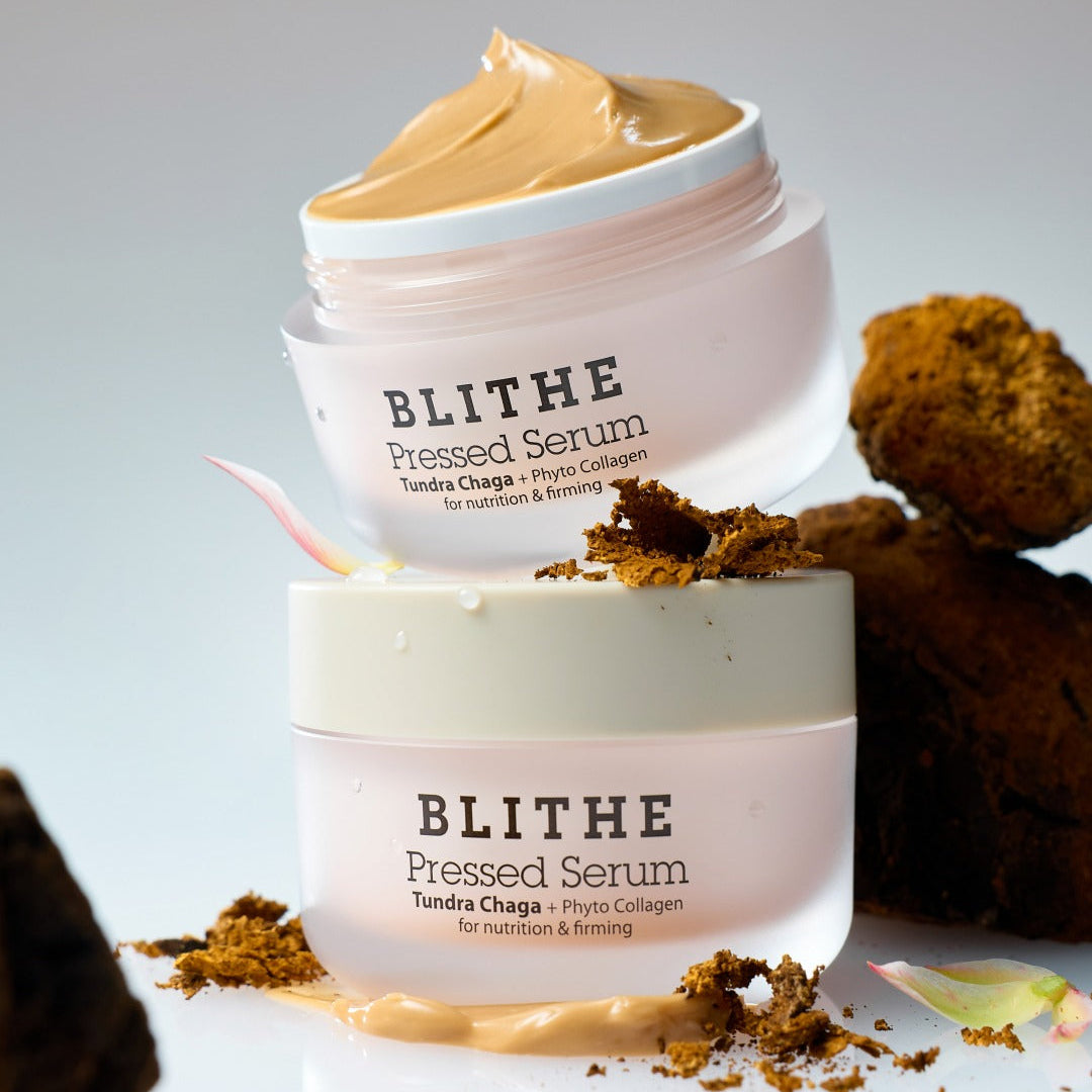 BLITHE Pressed Serum Tundra Chaga 50ml, pots crème BLITHE sur fond clair avec poudre de chaga, contexte visuel spa