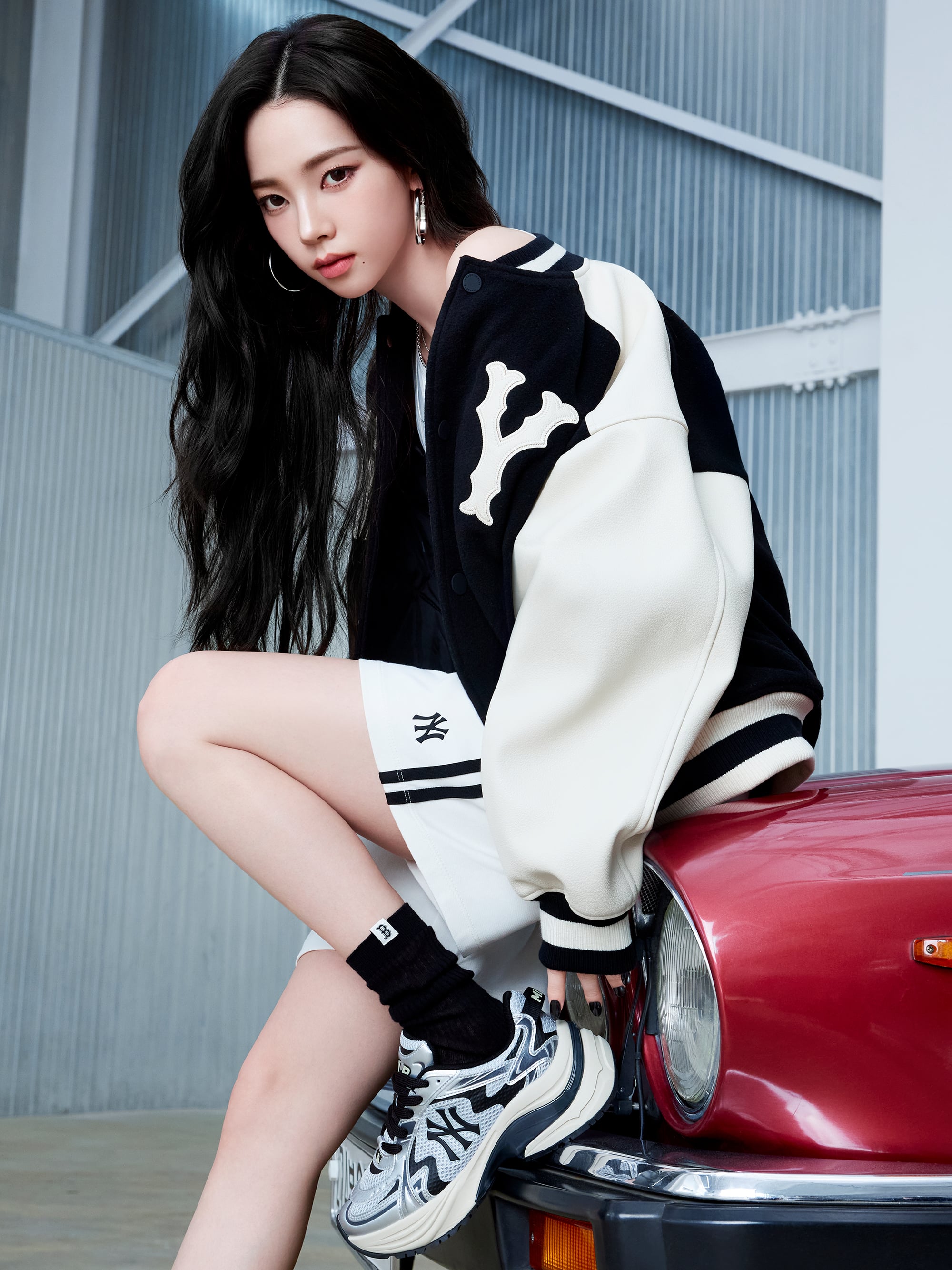 MLB Curve Runner New York Yankees SILVER, chaussures à l’allure rétro, modèle avec femme près d’une voiture rouge en extérieur