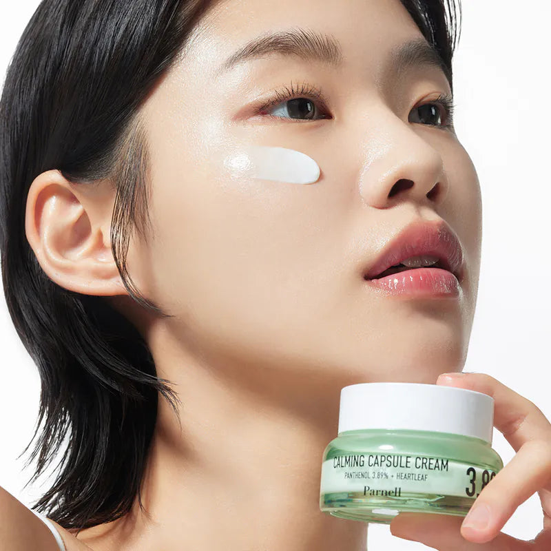 PARNELL Pathenol 3.89 Heartleaf Calming Cream 50ml, femme en gros plan appliquant la crème apaisante, visage au sérum