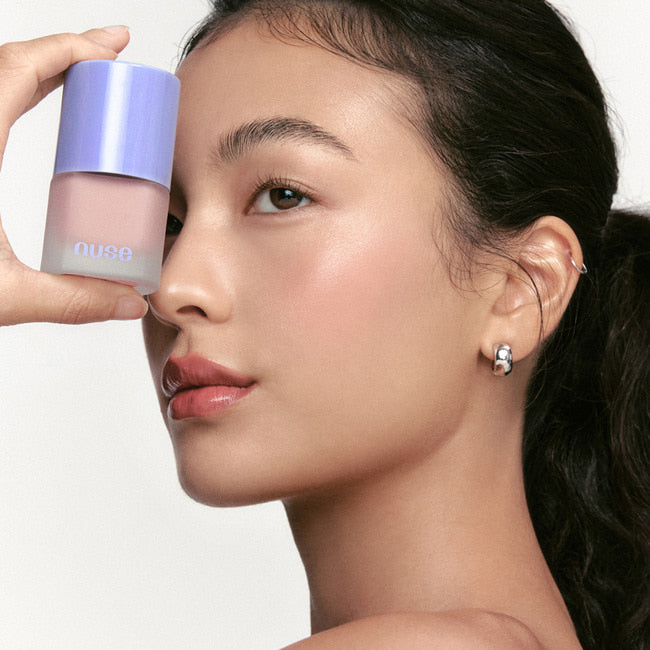 NUSE Liquid Care Cheek 16ml de NUSE, application sur le visage d’une femme en gros plan, tube crème rose