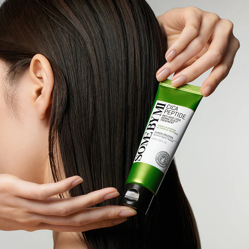SOME BY MI Cica Peptide Anti Hair Loss Derma Scalp Treatment 50ml, main tient le tube sur cuir chevelu, cheveux foncés
