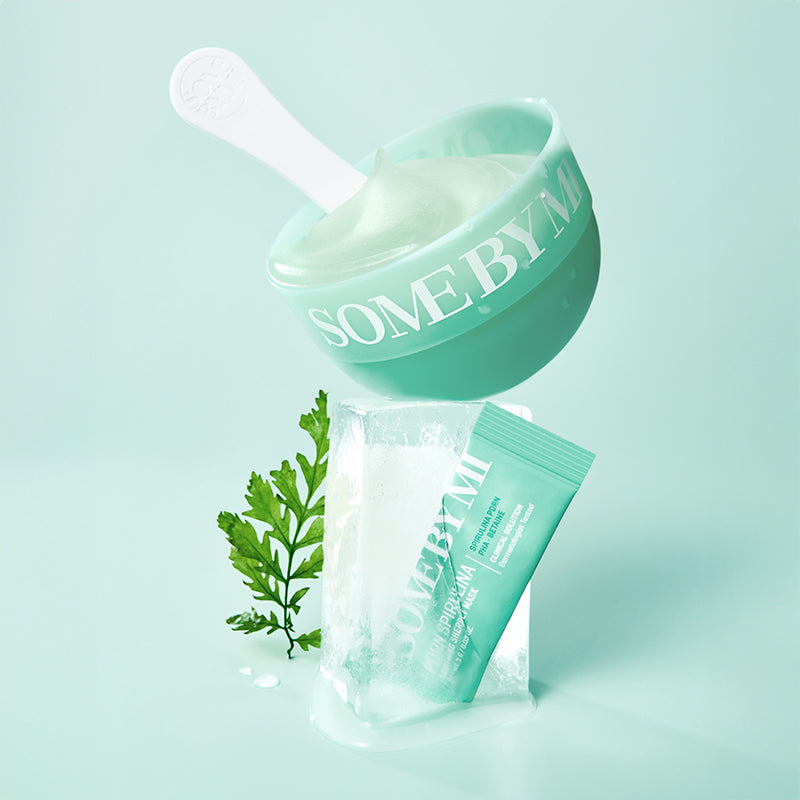 SOME BY MI PDRN Spirulina Soothing Sherbet Mask 1g x 10ea SOME BY MI dans un décor vert apaisant, cuillère & masque