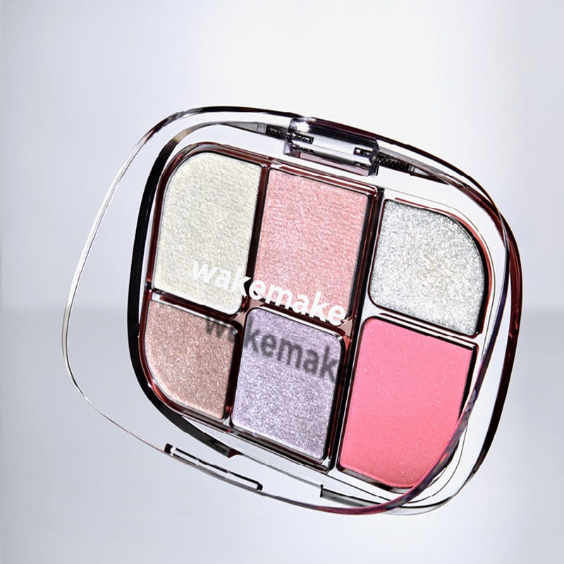 WAKEMAKE Soft Sheer Multi Palette de Wakemake, palette fards pastel en gros plan sur fond clair