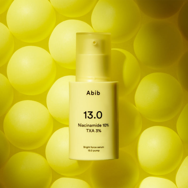 ABIB Bright Force Serum 13.0 Pump 30ml, sérum Abib jaune sur fond à bulles lumineuses, présentation produit