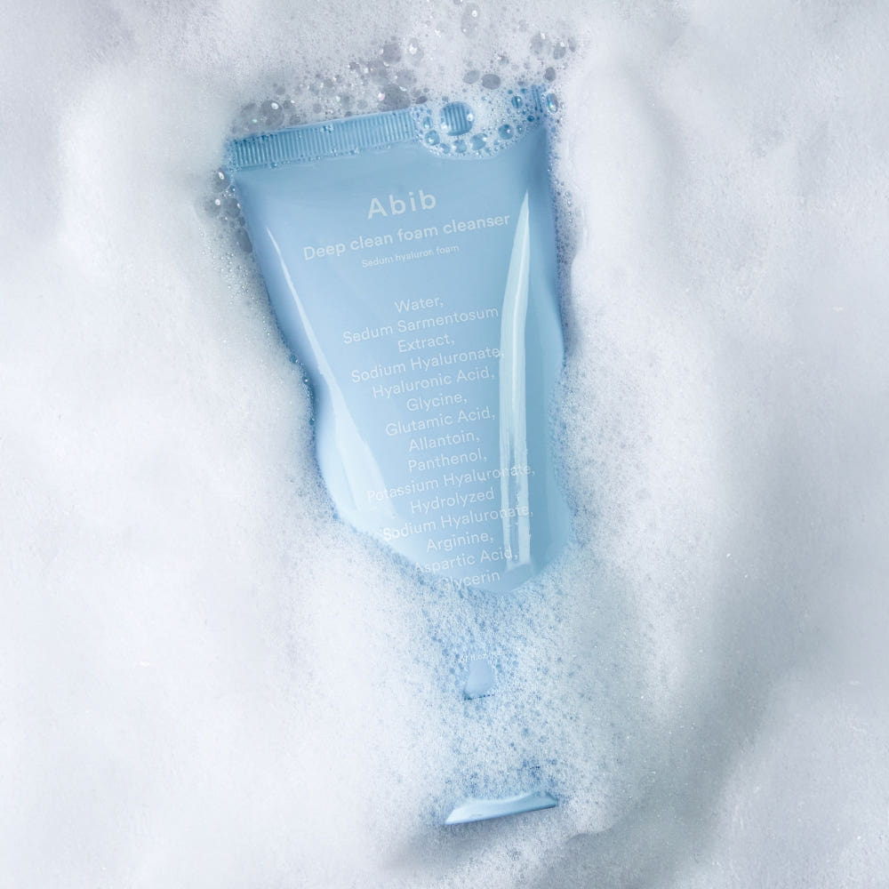 ABIB Deep Clean Foam Cleanser Moisture Hyaluronic Foam 150ml, flacon sur fond neigeux bleu, marques Abib