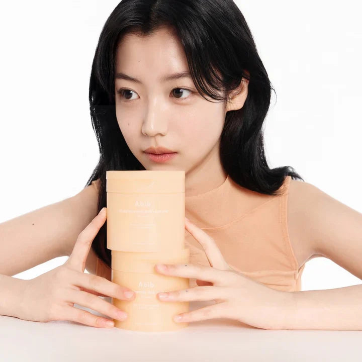 ABIB Glutathiosome Dark Spot Pad Vita Touch 60 EA, produit soins visage sur fond clair, pack présenté par un modèle.