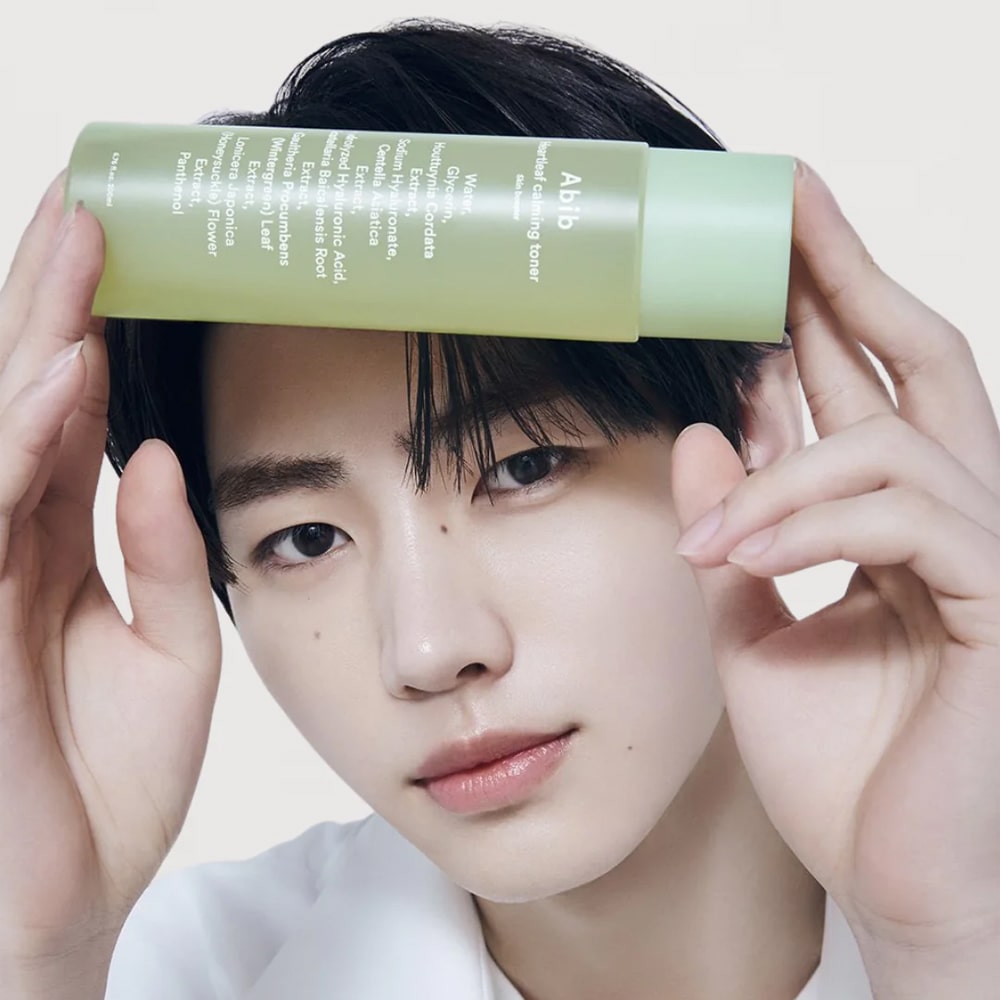 ABIB Houttuynia Cordata Calming Toner Skin Booster 200ml, bouteille verte sur visage, peau apaisée en usage beauté