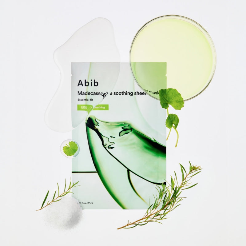 ABIB Madecassoside Soothing Sheet Essential Fit : masque apaisant Abib sur fond vert avec feuilles de centella et herbes.