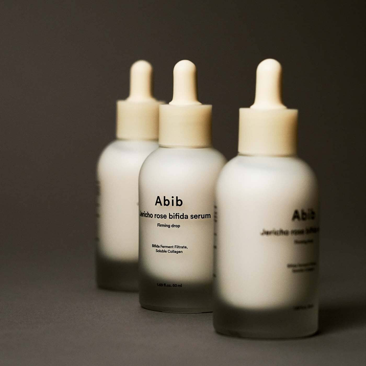 ABIB Resurrection Bifida Serum Firming Drops 50ml, bouteilles Abib sur fond sombre, gouttes sérum raffermissant