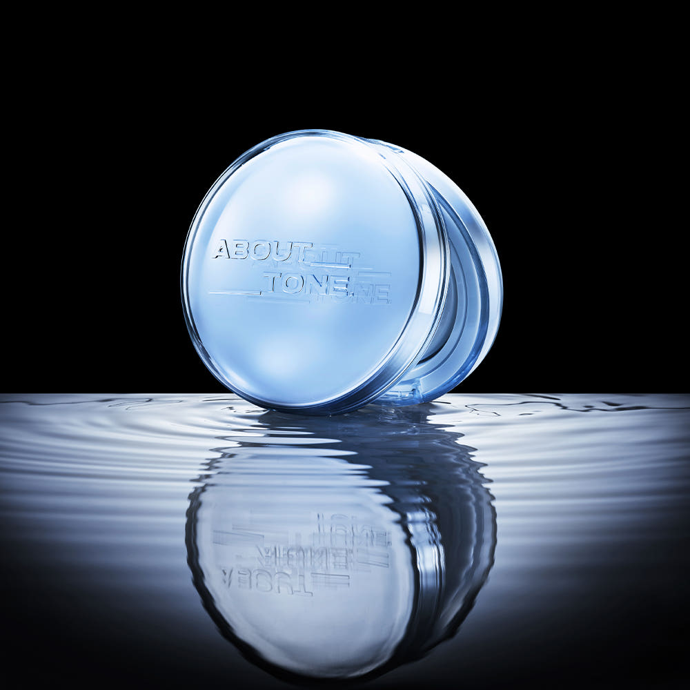 ABOUT TONE Water Layer Fit Cushion 14g (SPF50+, PA++++) : boîtier bleu sur fond sombre avec effet eau.