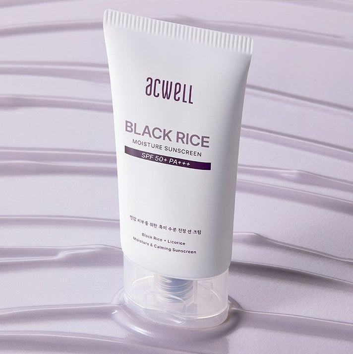 ACWELL Black Rice Moisture Sunscreen SPF50+ PA+++, 50ml en tube blanc, sur fond de surface rayée blanche