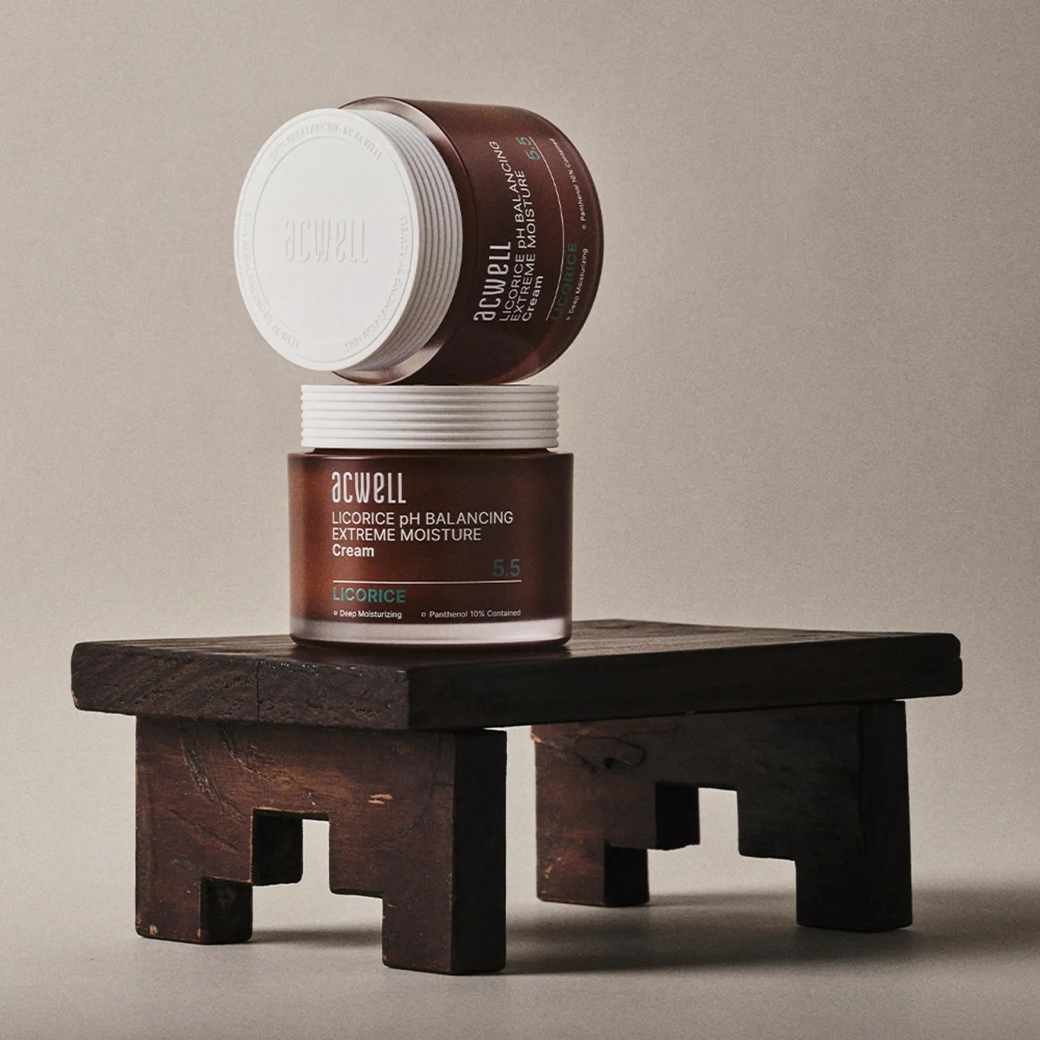 ACWELL Licorice pH Balancing Extreme Moisture Cream 55ml, pot crème sur tabouret bois, marque ACWELL en gros plan.