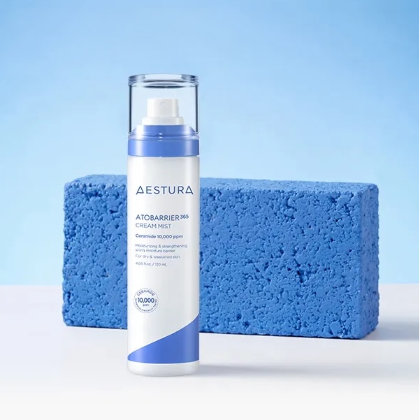 AESTURA Atobarrier 365 Cream Mist 120ml, brume crème sur fond bleu avec éponge texture, présentation produit
