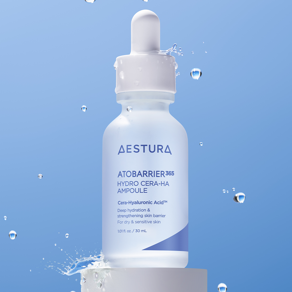 AESTURA Atobarrier 365 Hydro Cera-HA Ampoule 30ml : flacon blanc avec gouttes d’eau sur fond bleu, produit skincare
