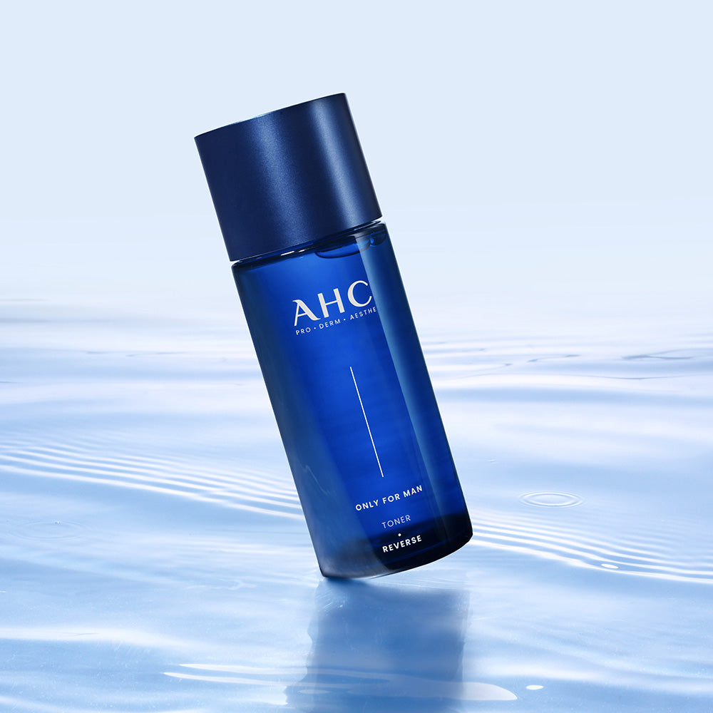 AHC Only For Men Toner 150ml, flacon bleu AHC sur fond bleu avec reflets, style soin visage masculin.
