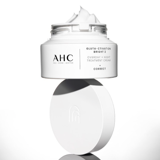 AHC Gluta Activation Bright 3 Overday Night Treatment Cream 50ml en pot ouvert sur fond blanc, crème de soin visage.
