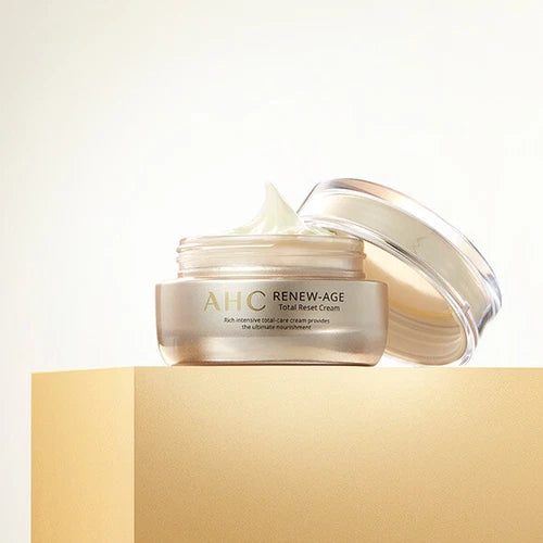 Crème AHC Renew Age total Reset 50ml sur un bloc doré, offrant des bienfaits anti-âge luxe.