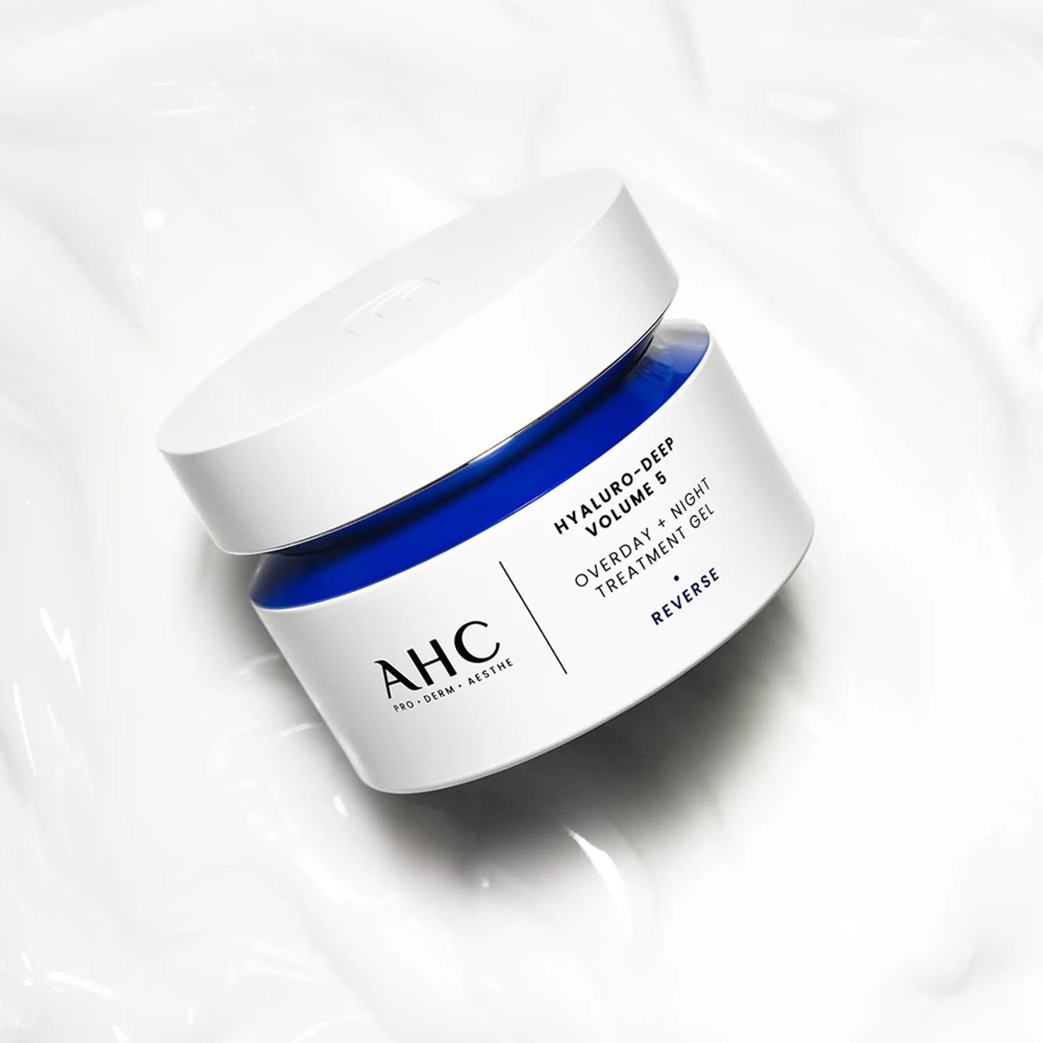 Produit AHC Hyaluro Deep Volume 5 Overday Night Treatment Gel 50ml en pot sur fond clair, soin nuit et jour pour peau.