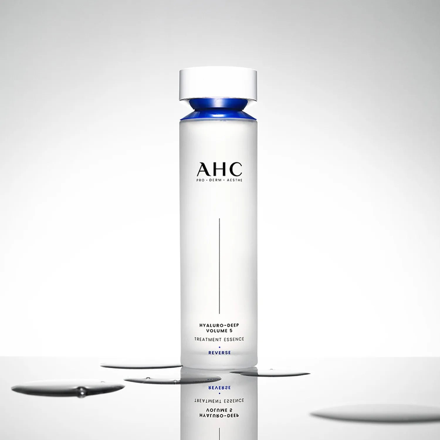 Flacon de AHC Hyaluro Deep Volume 5 Treatment Essence 130ml sur fond neutre, produit de soin pour une peau hydratée et volumisée.