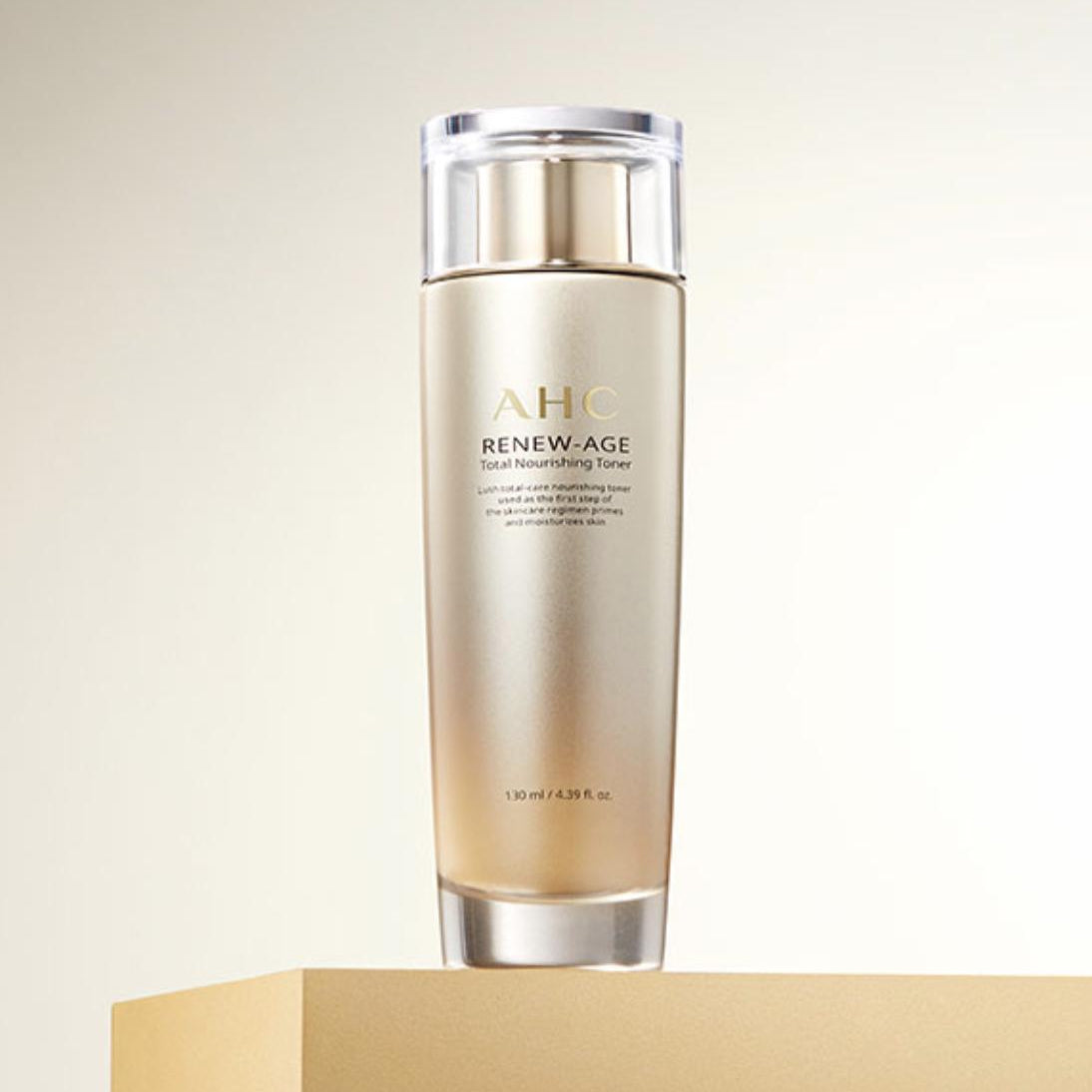 Bouteille de AHC Renew Age Total Nourishing Toner 130ml sur un piédestal, idéale pour soins de la peau anti-âge.