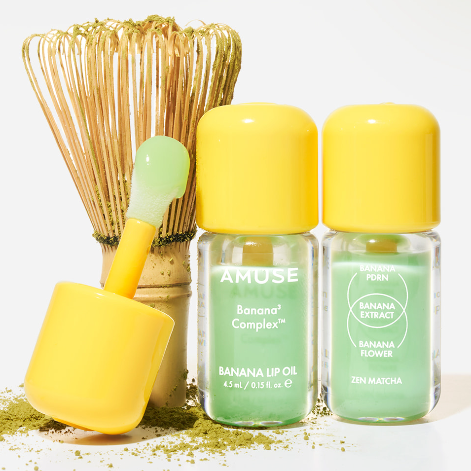 AMUSE Banana Lip Oil 4.5ml, huile lèvres AMUSE jaune sur fond blanc, mise en scène avec banane et crème verte.